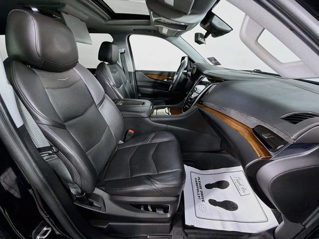 Used 2020 Cadillac Escalade Premium Luxury w/ Escalade Sport Edition AWD/4WD image 34