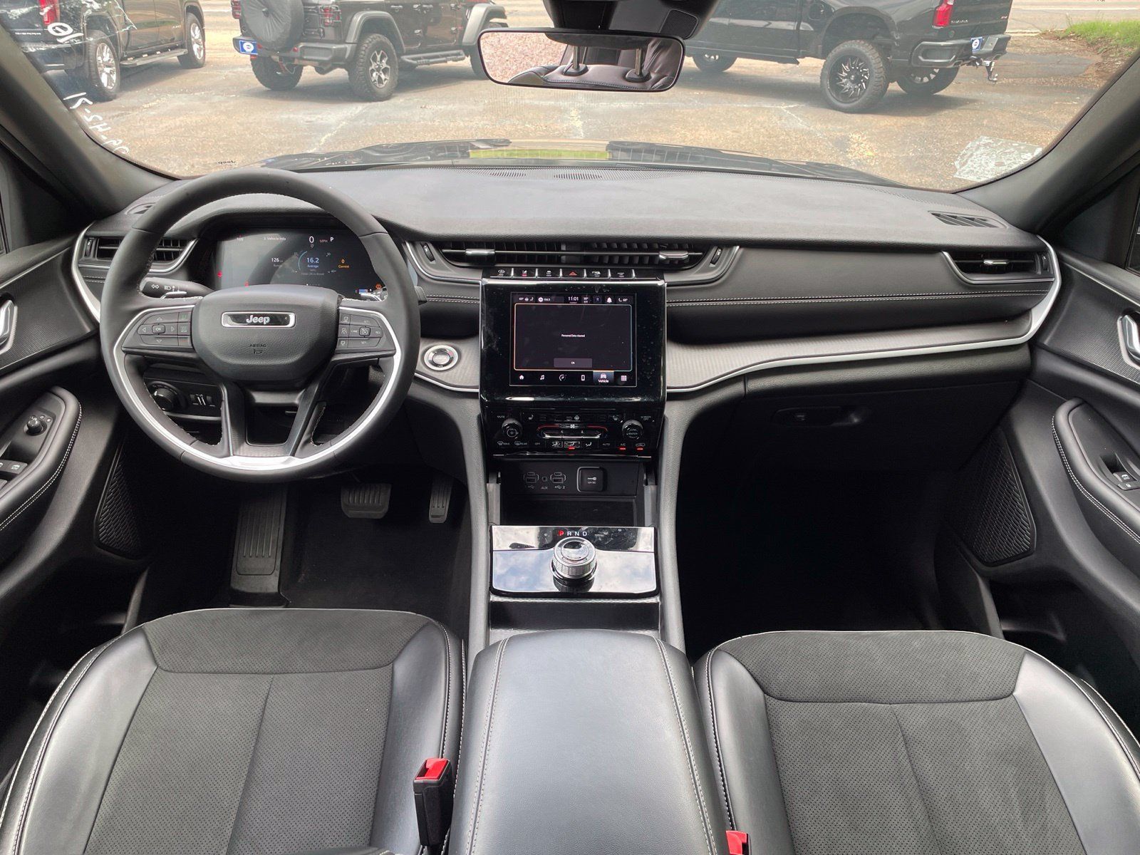 Used 2025 Jeep Grand Cherokee Altitude RWD image 25
