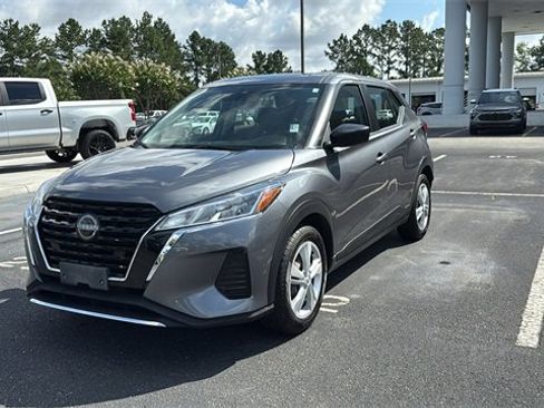 Used 2023 Nissan Kicks S image 3