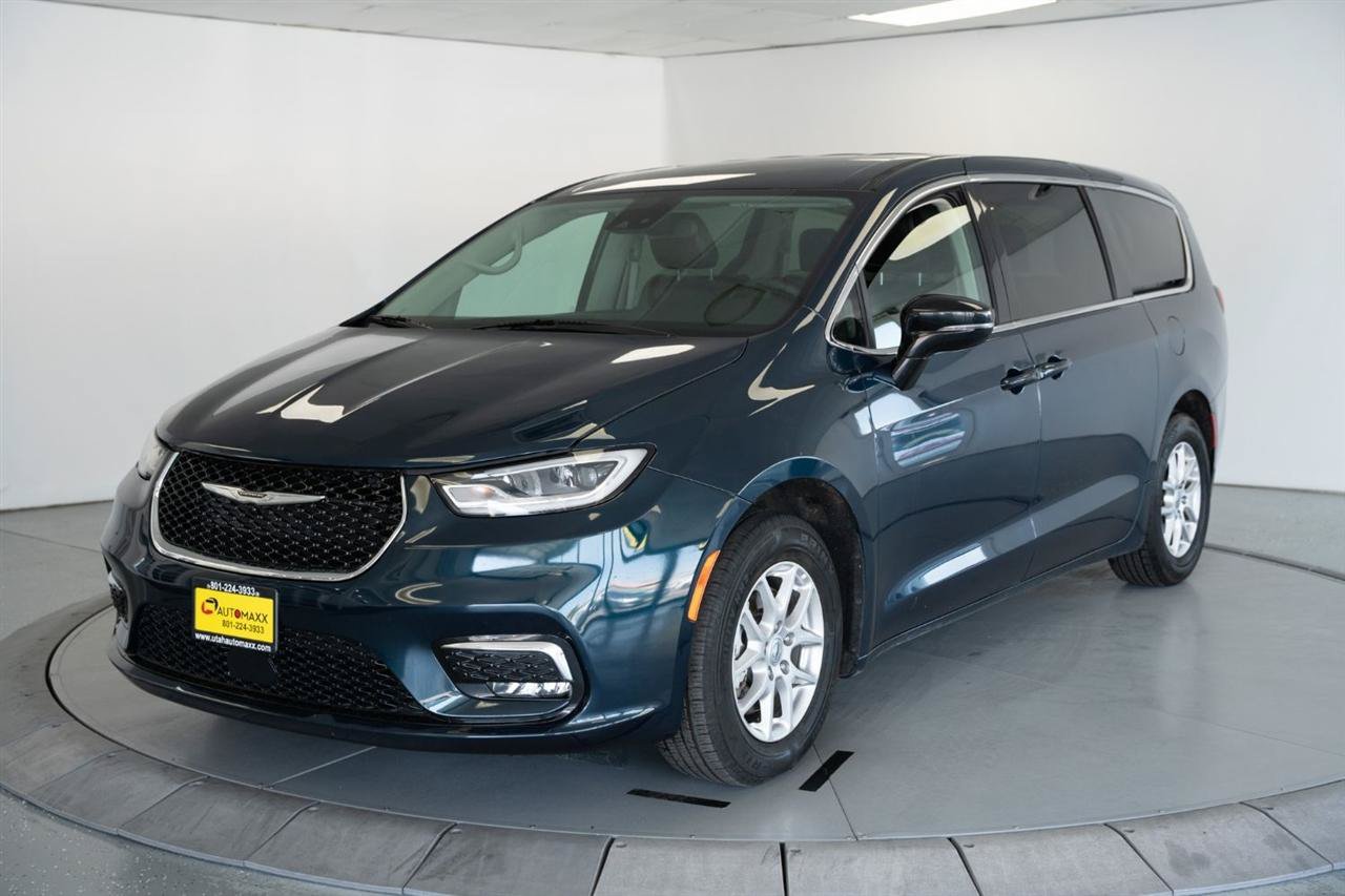Used 2024 Chrysler Pacifica Touring-L FWD image 3