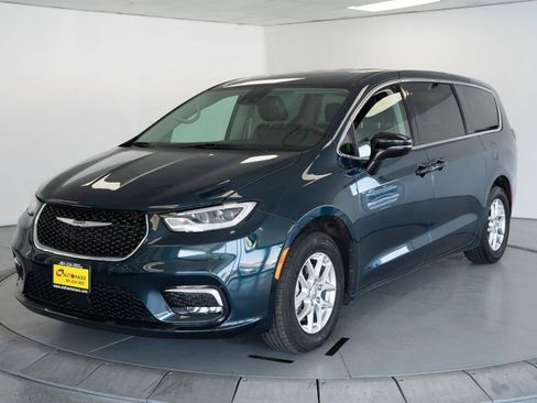 Used 2024 Chrysler Pacifica Touring-L FWD image 3