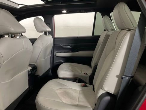 Used 2025 Toyota Grand Highlander AWD Hybrid image 32
