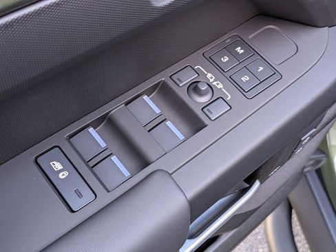 New 2026 Land Rover Defender 110 X-Dynamic SE AWD/4WD image 13