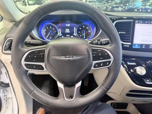 Used 2024 Chrysler Pacifica Touring-L FWD image 13