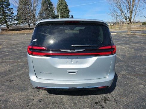 Used 2024 Chrysler Pacifica Touring-L image 5