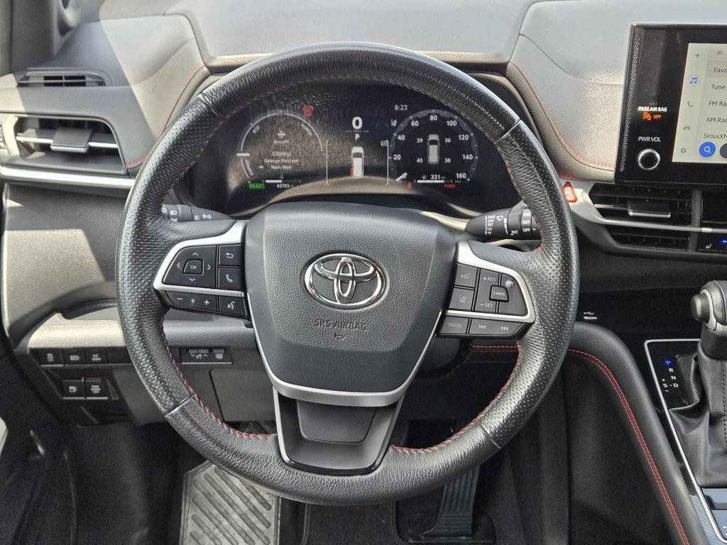 Used 2025 Toyota Sienna XSE w/ XSE Premium Package FWD image 23