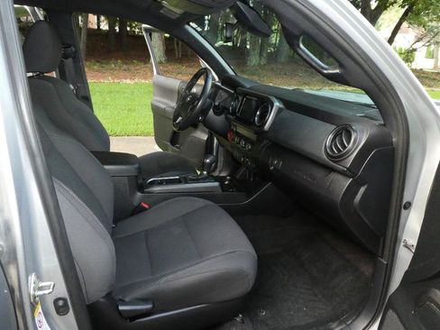 Used 2019 Toyota Tacoma TRD Sport AWD/4WD image 7