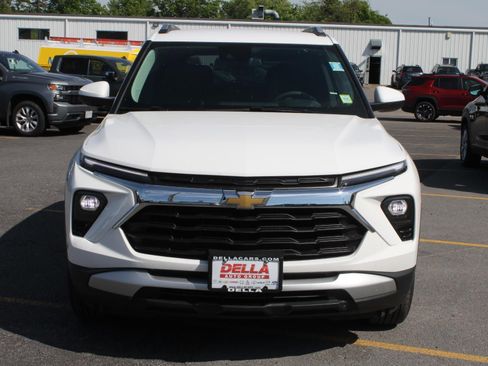 Used 2025 Chevrolet TrailBlazer LT AWD/4WD image 2
