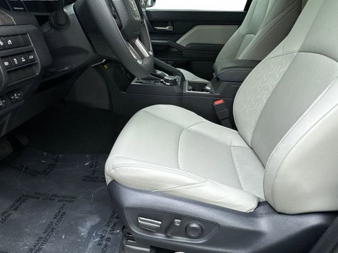 Used 2025 Toyota Tacoma Limited AWD/4WD image 26