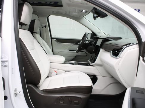 Used 2024 GMC Acadia Denali image 33