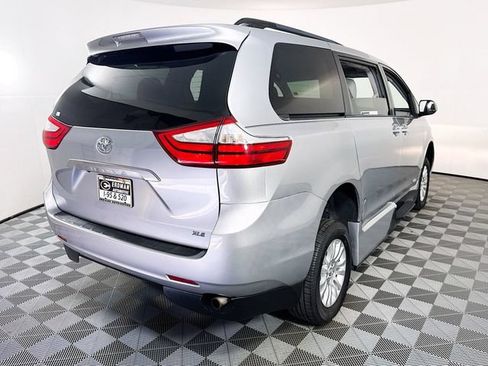 Used 2016 Toyota Sienna XLE FWD image 23