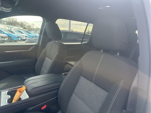 Used 2025 GMC Acadia Elevation image 12