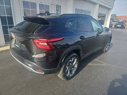 Used 2025 Chevrolet Trax LT w/ LT Convenience Package image 4