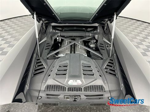Used 2021 Lamborghini Huracan EVO image 35