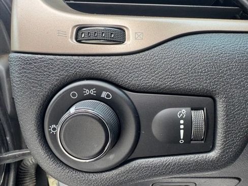 Used 2017 Jeep Cherokee Sport FWD image 25