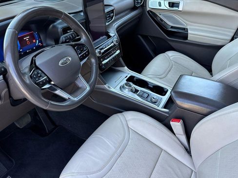 Certified 2021 Ford Explorer Platinum w/ Equipment Group 601A image 2