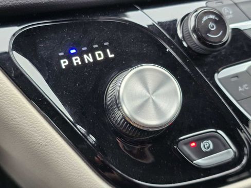 Used 2024 Chrysler Pacifica Touring-L image 35