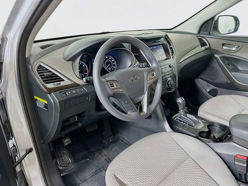 Used 2017 Hyundai Santa Fe SE image 10