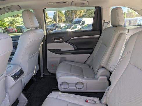 Used 2017 Toyota Highlander Limited Platinum image 15