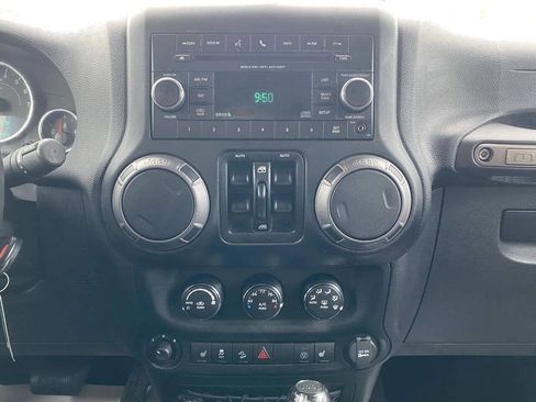 Used 2013 Jeep Wrangler Unlimited Sahara AWD/4WD image 20