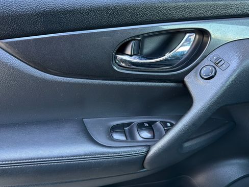Used 2018 Nissan Rogue S FWD image 13