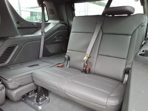 Used 2023 Chevrolet Tahoe Z71 w/ Luxury Package AWD/4WD image 11