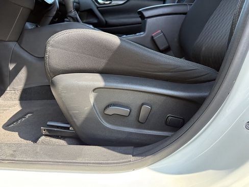 Used 2018 Nissan Rogue SV AWD/4WD image 28