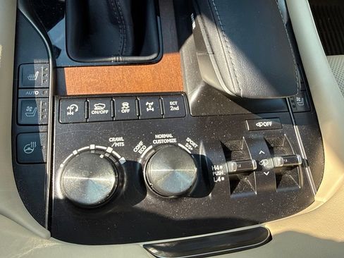 Used 2021 Lexus LX 570 4WD w/ Luxury Package image 17