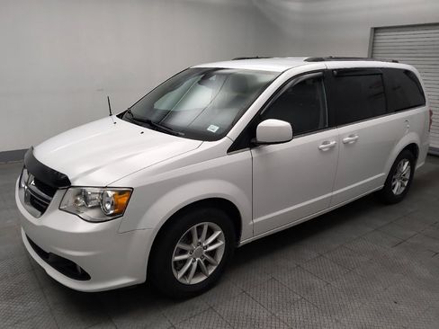 Used 2018 Dodge Grand Caravan SXT FWD image 2