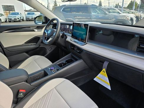 New 2025 Volkswagen Tiguan SE image 27