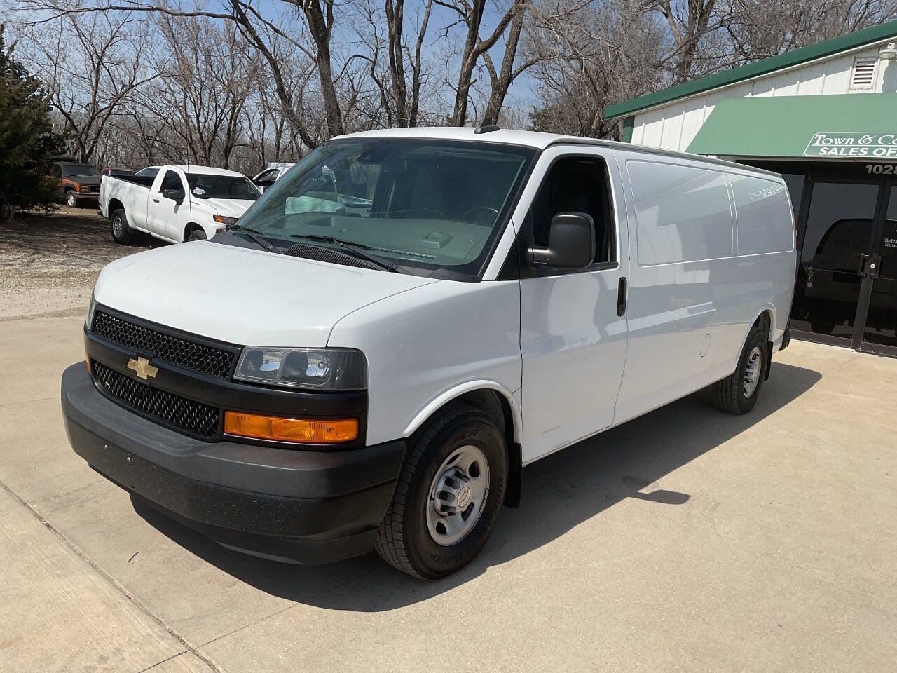 Used 2020 Chevrolet Express 3500 Extended w/ Driver Convenience Package RWD image 4