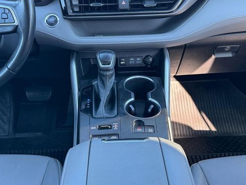 Certified 2022 Toyota Highlander XLE image 16