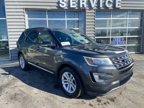 Used 2017 Ford Explorer XLT w/ Equipment Group 202A image 4