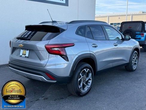 Used 2025 Chevrolet Trax LT image 3