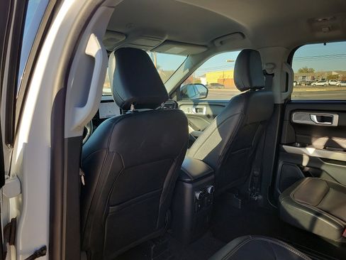 Used 2023 Ford Explorer Limited image 12