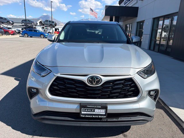 Used 2025 Toyota Highlander LE AWD/4WD image 2