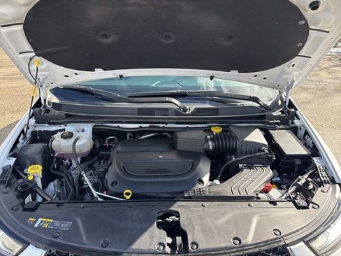 Used 2024 Chrysler Pacifica Touring-L image 10