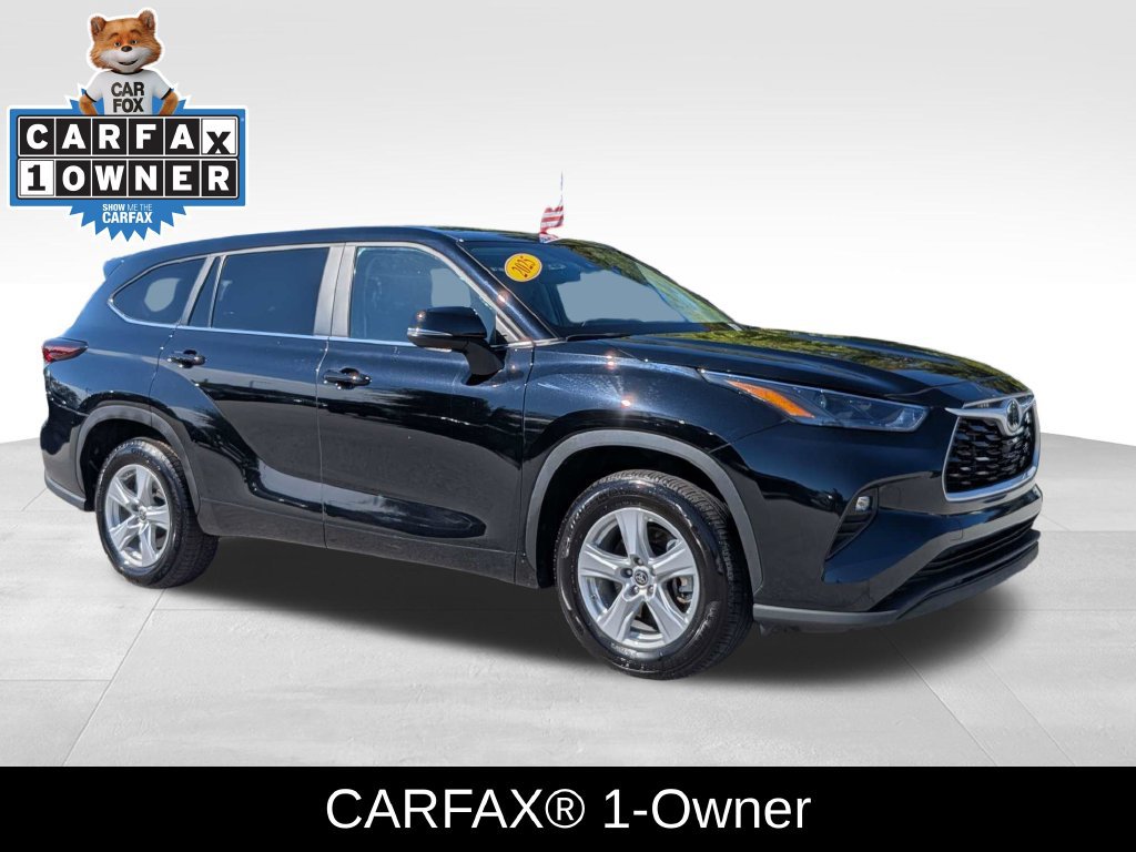Used 2025 Toyota Highlander LE FWD image 2