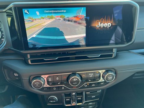 New 2025 Jeep Gladiator Sport image 28