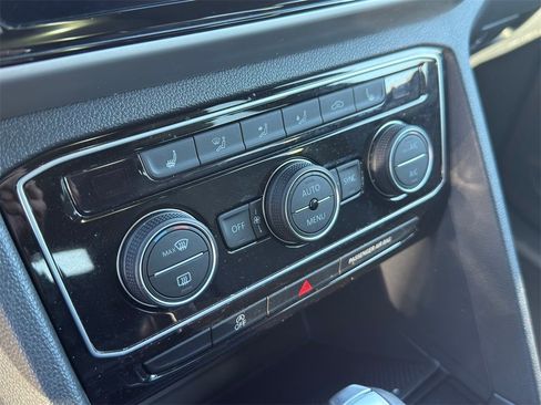 Used 2022 Volkswagen Atlas Cross Sport SE w/ Panoramic Sunroof Package image 16