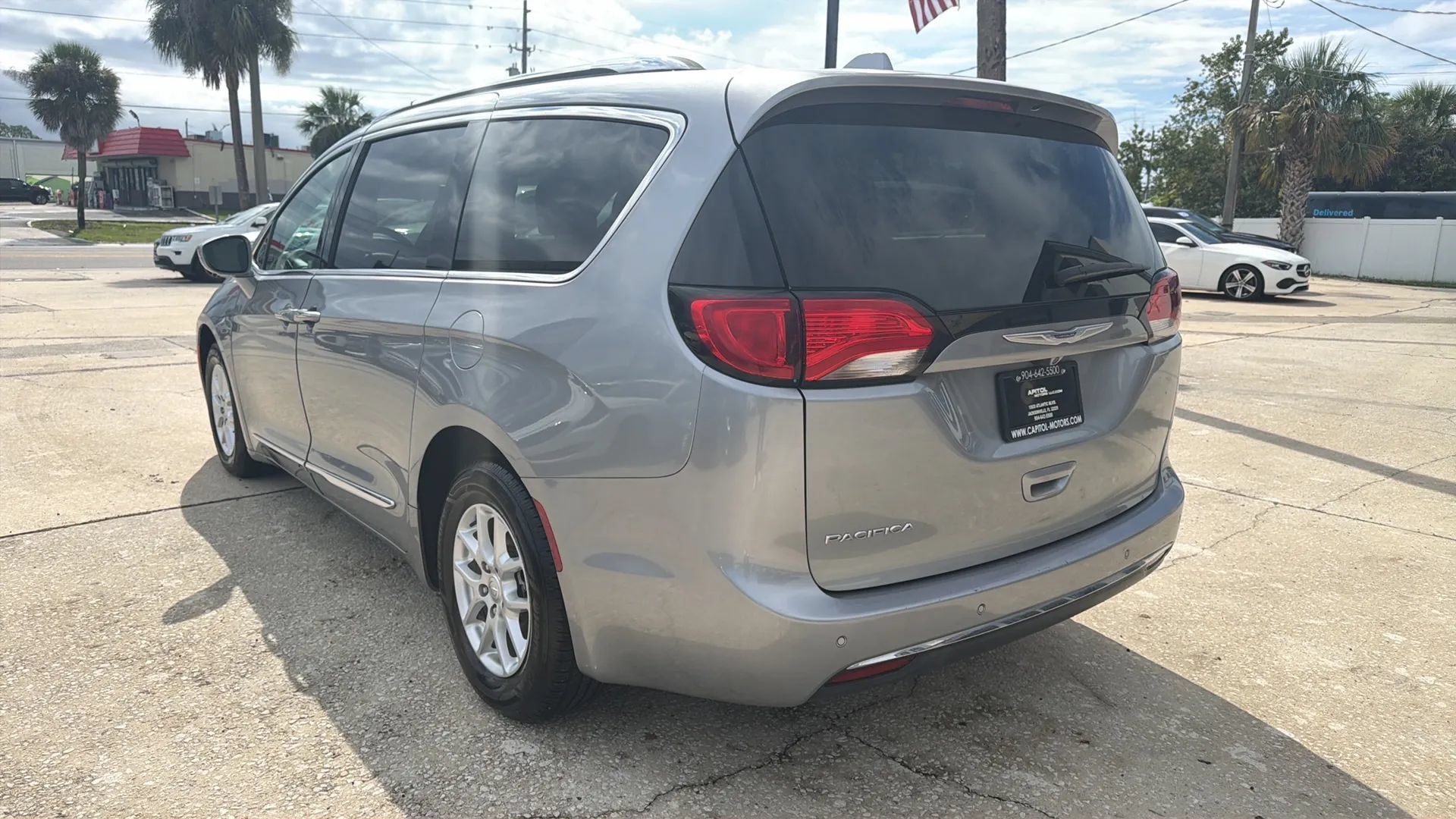 Used 2020 Chrysler Pacifica Touring-L FWD image 3