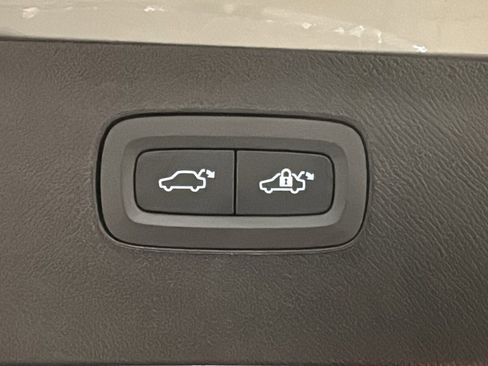 Used 2025 Volvo XC90 B6 Plus image 31