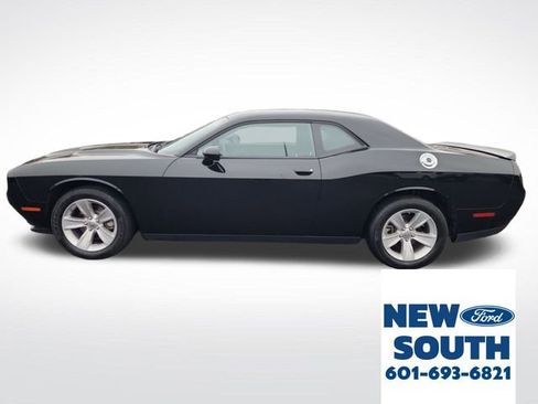 Used 2023 Dodge Challenger SXT image 2
