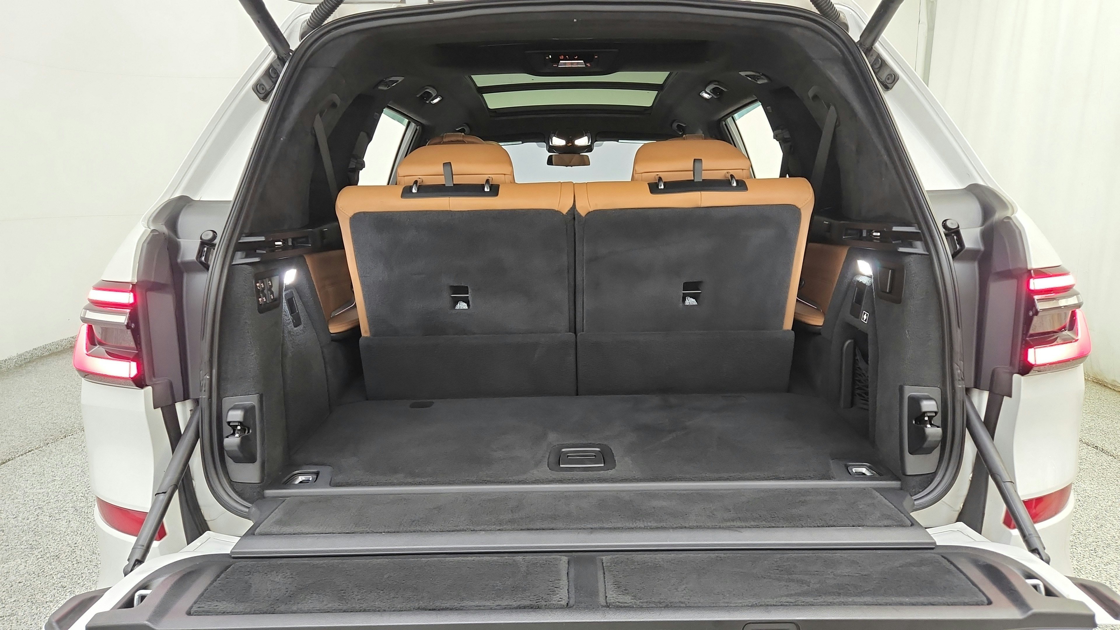 Used 2023 BMW X7 xDrive40i w/ M Sport Package AWD/4WD image 31