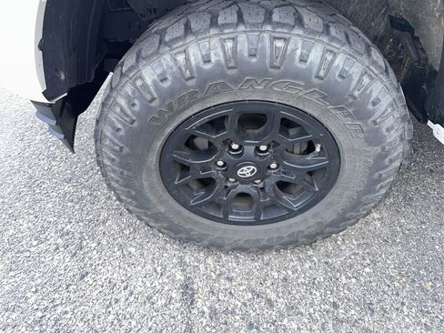 Used 2020 Toyota Tacoma SR5 AWD/4WD image 14
