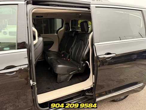 Used 2019 Chrysler Pacifica Touring-L FWD image 24