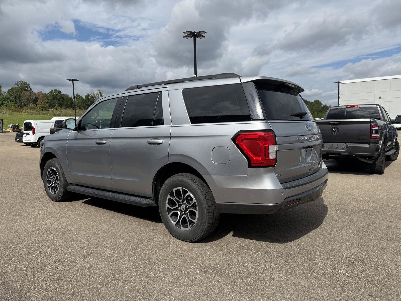Used 2024 Ford Expedition XLT RWD image 4