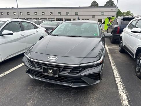 Certified 2025 Hyundai Elantra Limited FWD image 3