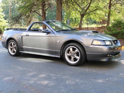 Used 2004 Ford Mustang GT RWD image 3