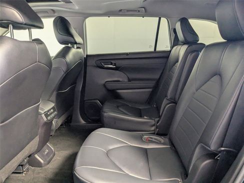 Certified 2023 Toyota Highlander XLE image 7